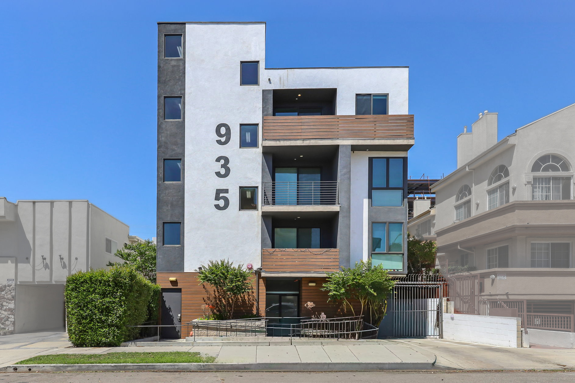 935 N Hudson exterior